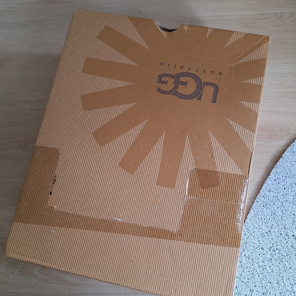 Womens Size 6 UGG Mini Bailey Bow Snow Boots Suede Red new in box - Picture 8 of 8